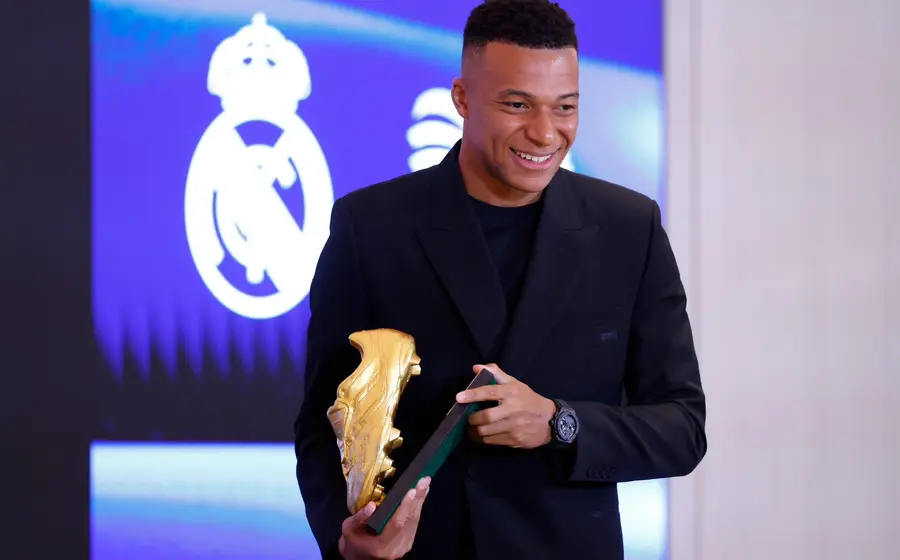 El delantero francés Kylian Mbappé sostiene su trofeo de la Bota de Oro, premio que lo reconoce como el máximo goleador.