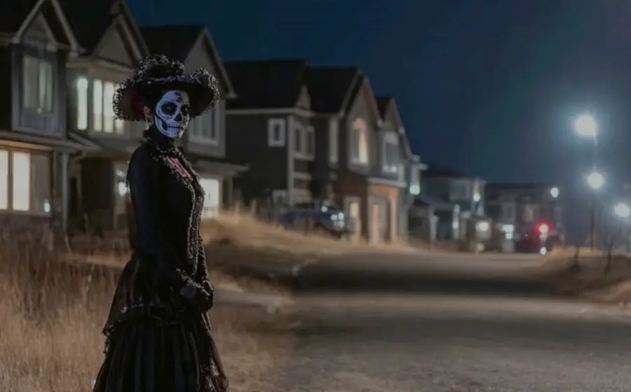 Representación de La Catrina, la icónica figura de un esqueleto femenino elegantemente vestido, que es un símbolo cultural del Día de Muertos en México.
