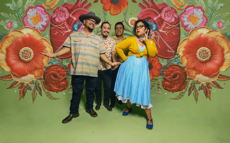La banda La Santa Cecilia, que regresa a Oaxaca, en una foto promocional para su gira internacional por España y Finlandia con nueva música.