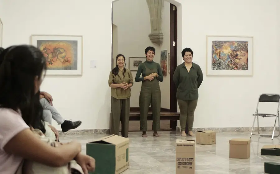 La bailarina Laura Vera, la actriz Rosario Sampablo y la cantante Tania Chan colaboran en una emotiva presentación artística sobre el escenario.