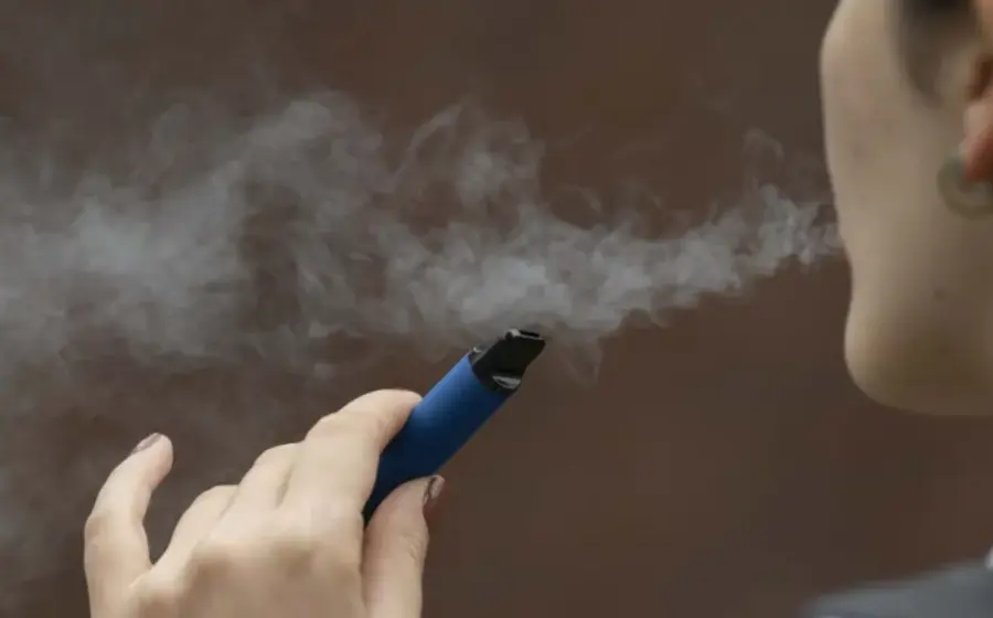 Legisladores de la mayoría defienden durante una sesión la necesidad de la reforma para eliminar por completo los dispositivos de vapeo.