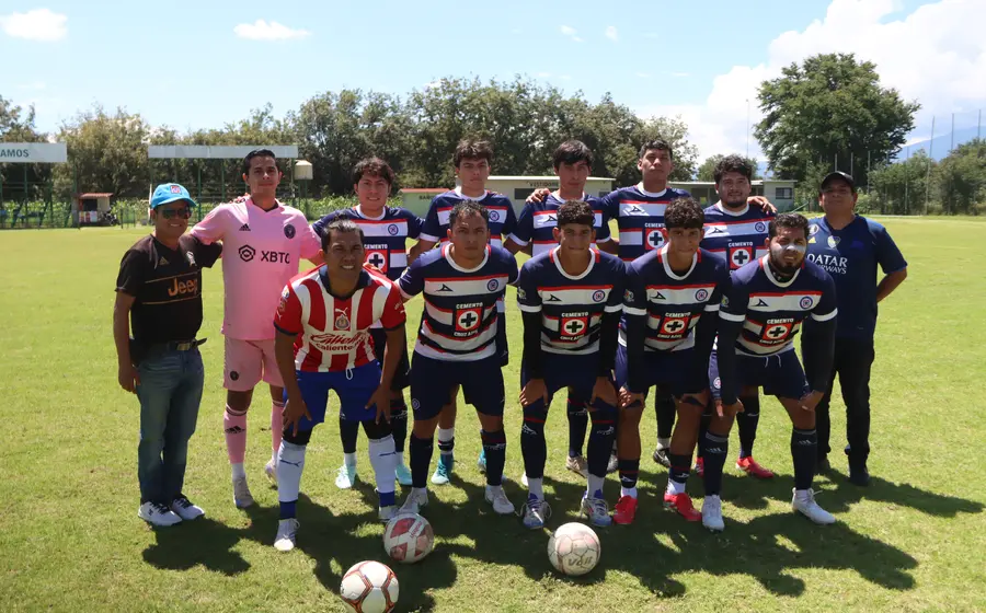 El equipo de fútbol Linces Curiel durante su partido contra Holanda, donde buscan un resultado milagroso para avanzar a las semifinales.