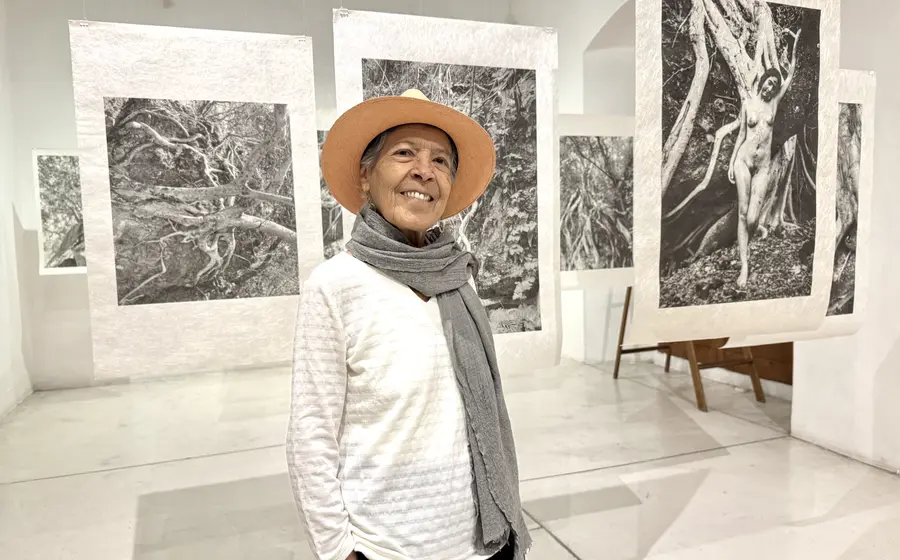 La fotógrafa Lucero González presenta su exposición 'Las Raíces del cielo' en la sala de exposiciones de la Biblioteca Henestrosa.
