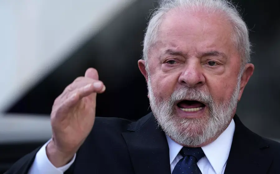 El presidente de Brasil, Lula da Silva, durante una declaración donde reitera su disposición a mediar y afirma que los problemas políticos no se resuelven con armas.