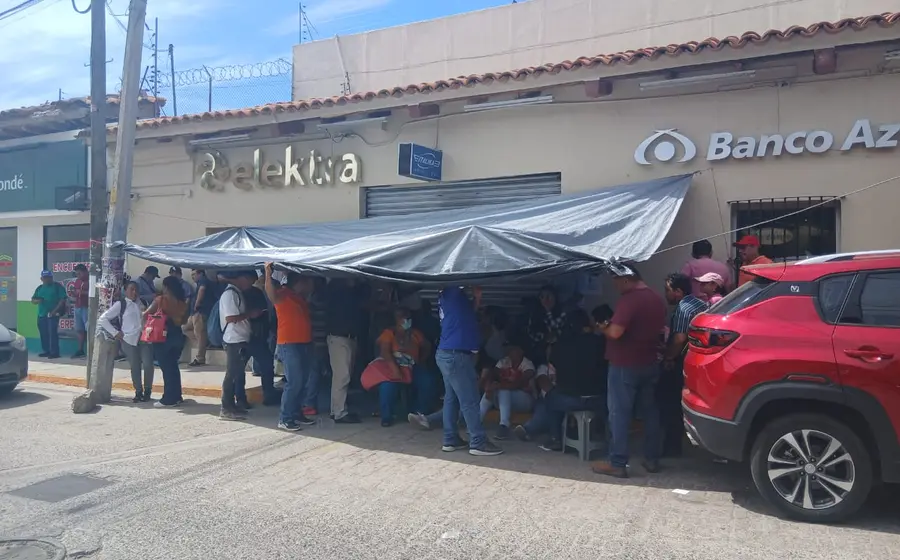 Maestros de la CNTE en la región del Istmo se suman al paro nacional, realizando un boicot a los comercios durante el Buen Fin.