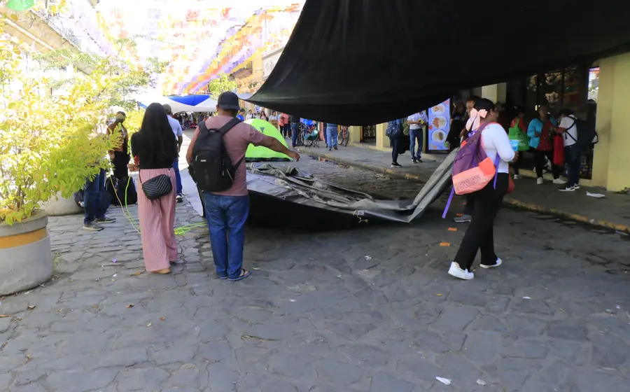 Maestros de la Sección 22 levantan su plantón, retirando lonas y casas de campaña instaladas en el Zócalo de la ciudad de Oaxaca.