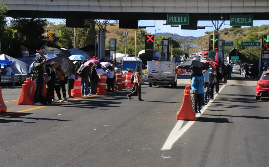 Maestros de la CNTE bloquean una carretera durante una protesta para exigir la reinstalación de la mesa de diálogo con el gobierno.