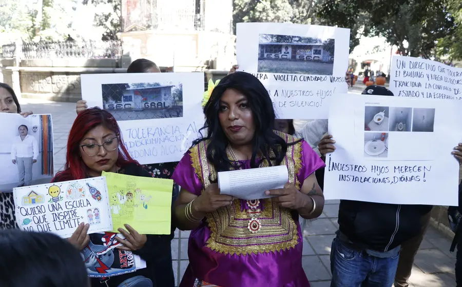 Un grupo de padres y madres de familia se manifiesta en el Zócalo para denunciar casos de acoso en una escuela secundaria.