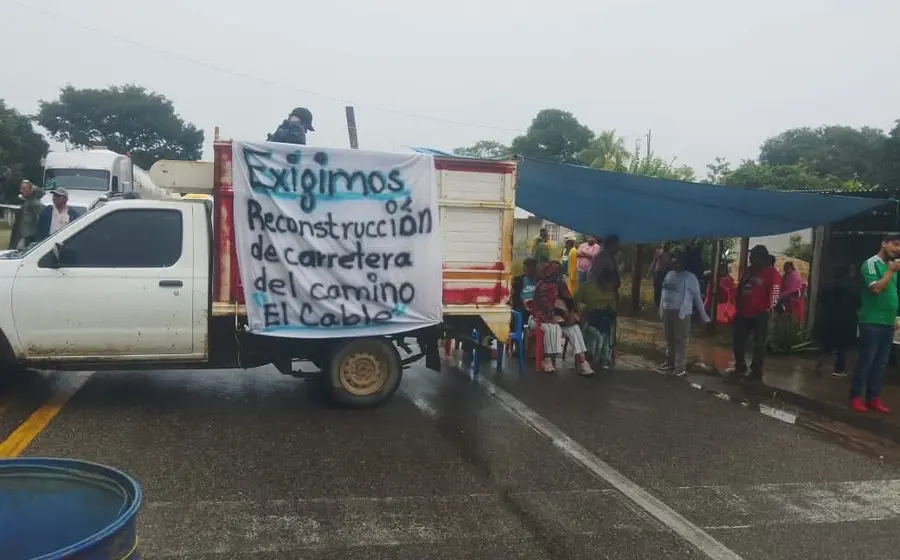Un grupo de manifestantes de Nuevo Ubero expresa su hartazgo por el abandono de las autoridades, exigiendo la construcción de un puente y camino.