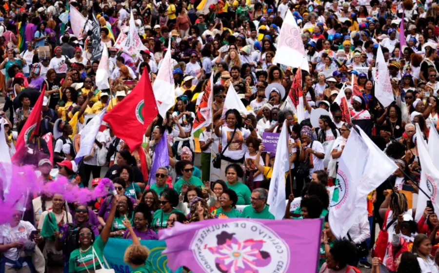 Miles de personas se manifiestan en la movilización por el Día Internacional de la Eliminación de la Violencia contra la Mujer, exigiendo sea prioridad.