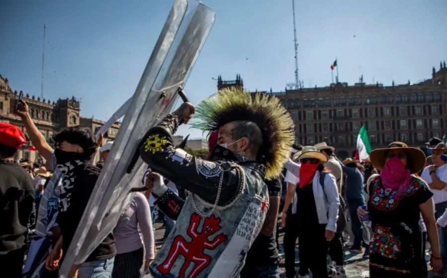Jóvenes de la Generación Z participan en una marcha por las calles de la Ciudad de México, manifestándose en bloques generacionales.