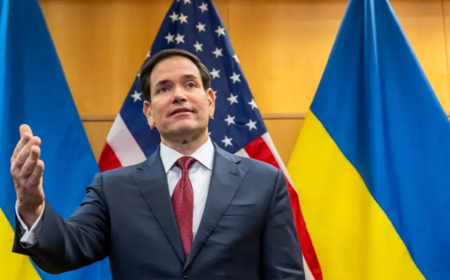 El senador Marco Rubio es fotografiado mientras asegura que Donald Trump está 'bastante contento' con las negociaciones de paz entre Ucrania y Rusia.