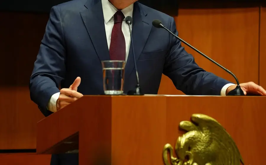 El secretario de Educación Pública, Mario Delgado Carrillo, destaca en el Senado la meta de declarar a México territorio libre de analfabetismo en 2026.