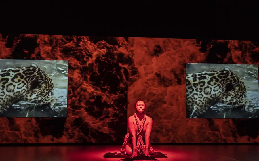 La bailarina Martha Hincapié Charry en una pose expresiva durante su performance de danza 'Amazonia 2040', una crítica al sistema que atenta contra la naturaleza.