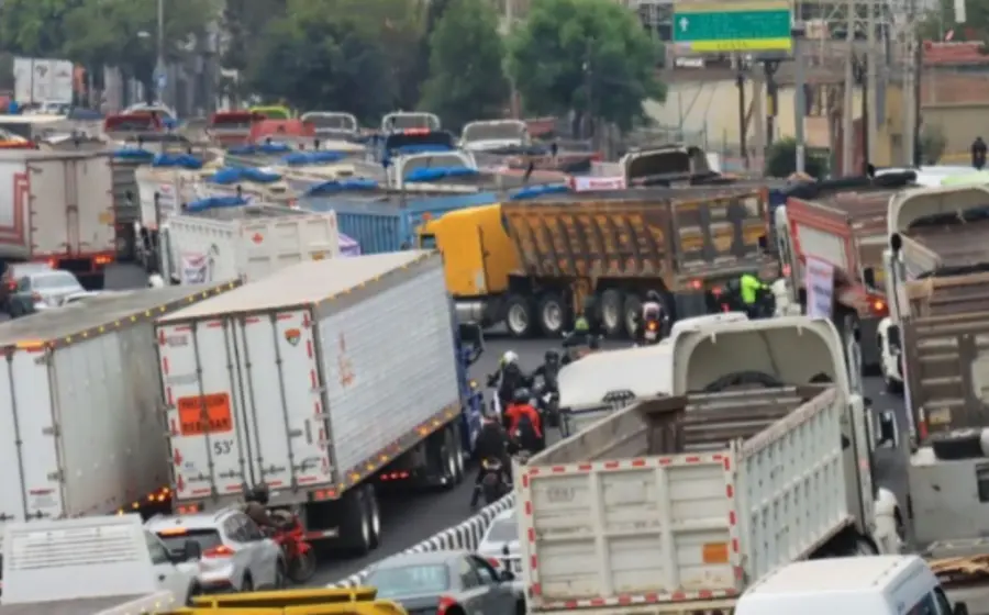 Imagen informativa sobre el mega paro de transportistas anunciado para el 24 de noviembre, que afectará carreteras en el país.