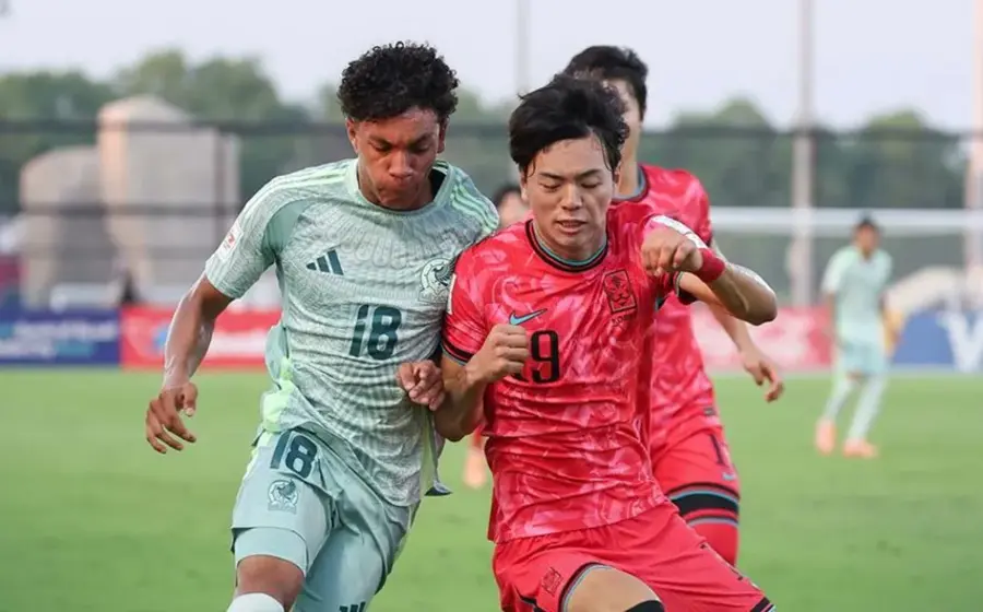La selección de México Sub 17 en la cancha durante su partido inaugural en la Copa Mundial, donde cayeron derrotados ante Corea del Sur.