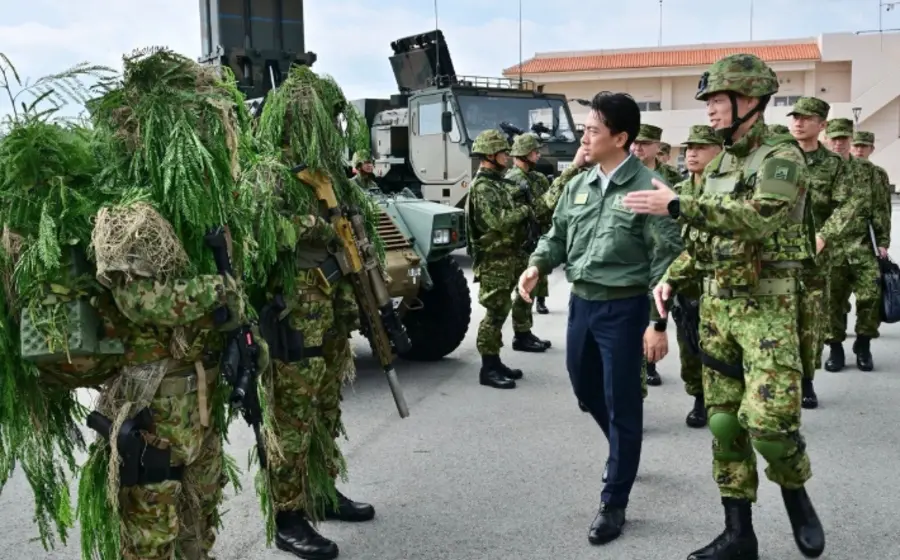 Shinjiro Koizumi, ministro de Defensa de Japón, en una fotografía de archivo relacionada con el despliegue de misiles en la isla de Yonaguni.