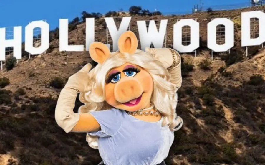 La estrella de los Muppets, Miss Piggy, en una imagen promocional para su película producida por Jennifer Lawrence y Emma Stone.