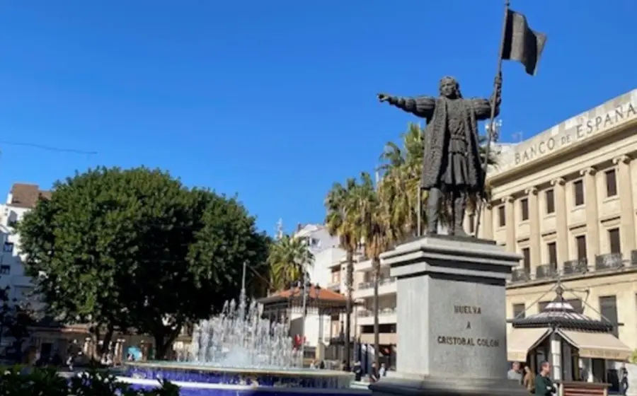 El monumento a Cristóbal Colón se alza en el centro de la concurrida Plaza de las Monjas, un punto de referencia importante.