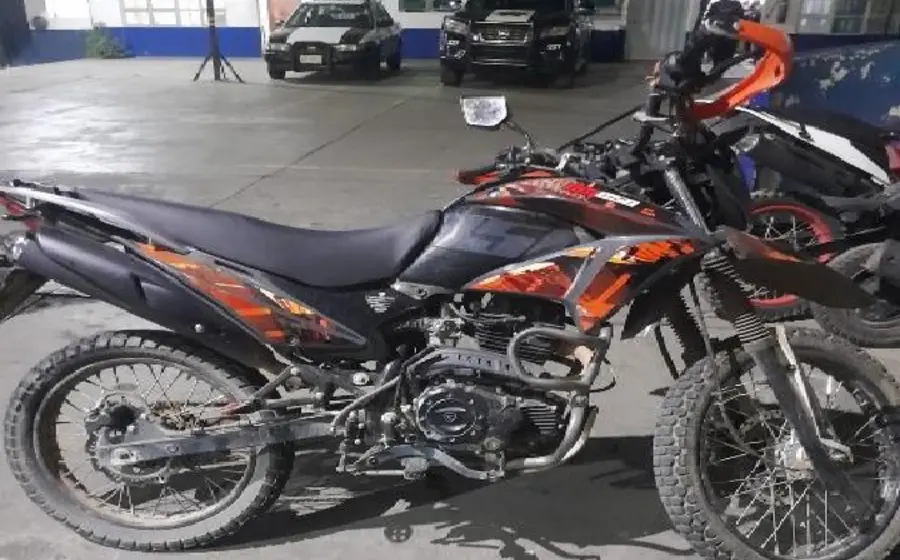 La motocicleta marca Italika que fue reportada como robada y luego abandonada, se encuentra a disposición de la Fiscalía estatal.