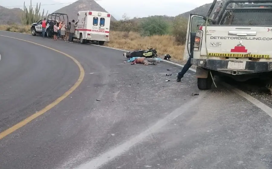 Escena del accidente fatal en la carretera al Istmo donde el motociclista Honorio M.M. perdió la vida tras chocar en San Pedro Totolapan.
