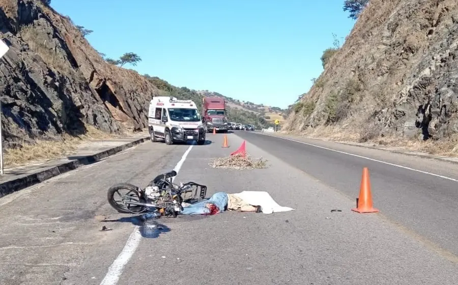 Escena del fatal accidente en la autopista a CDMX, donde un motociclista de unos 30 años perdió la vida tras ser arrollado.