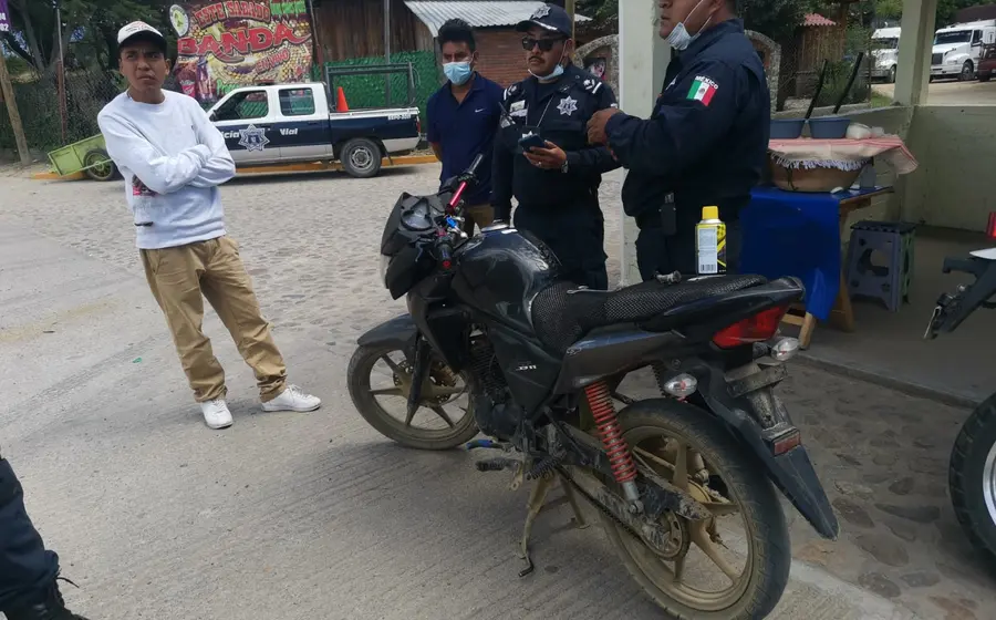 Un motociclista circula por una calle de Oaxaca, destacando la importancia de las medidas de seguridad para prevenir accidentes viales.