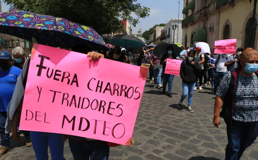 Miembros del Movimiento Democrático de los Trabajadores de la Educación de Oaxaca (MDTEO) reunidos para defender los derechos laborales del magisterio.