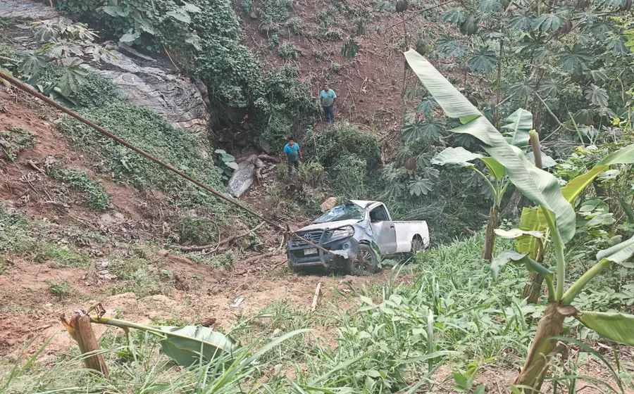 Agentes investigadores en el lugar del accidente donde falleció el obrero Andrés Quirino, tras la volcadura de un vehículo.