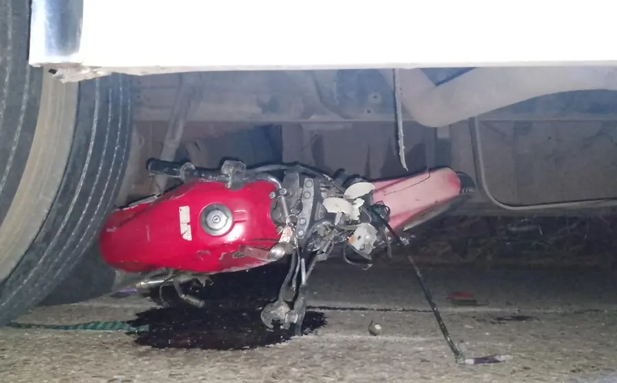 La escena del trágico accidente en Tuxtepec donde dos personas fallecieron después de que su motocicleta fuera arrollada por un camión urbano.