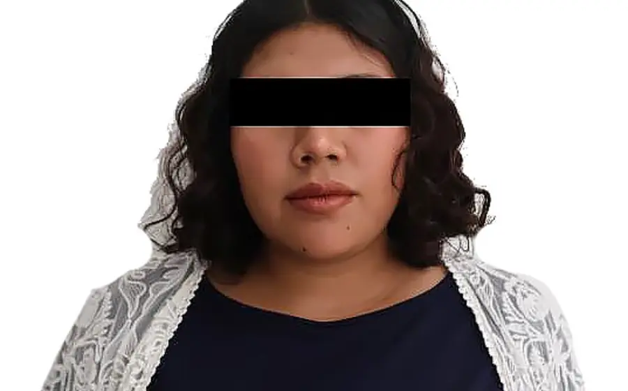 Deysi, una joven de 18 años, es presentada ante la autoridad ministerial tras ser detenida por portar una pistola.