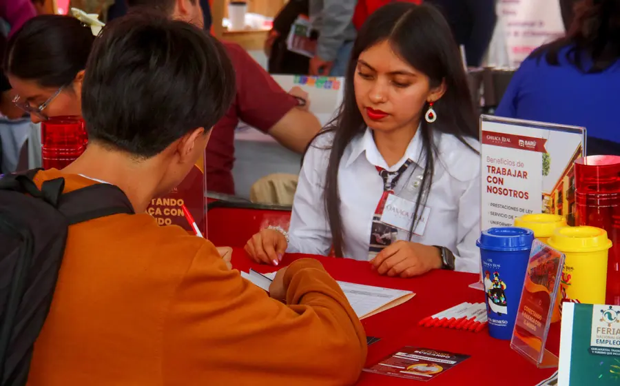 Una joven trabajadora en México muestra un gesto de inconformidad, reflejando el estancamiento de la satisfacción laboral que afecta a las mujeres.