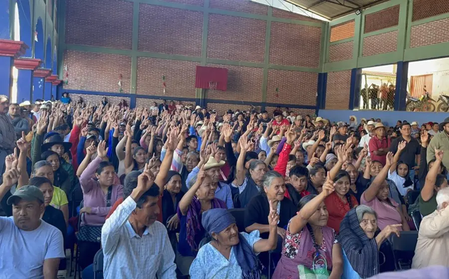 Un grupo de mujeres que asumen cargos municipales en Oaxaca, cuya participación fue facilitada por la presencia de comisionados en la política.