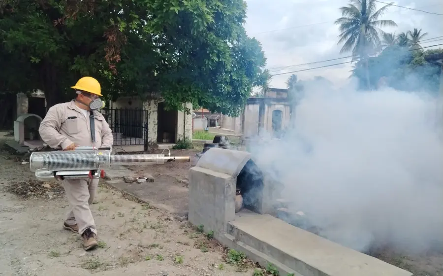 Personal de salud realiza nebulización con insecticida en un panteón como parte de las medidas de control larvario para prevenir el dengue.