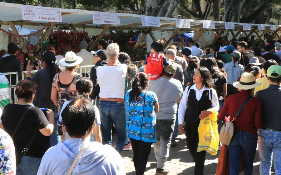 La tradicional Noche de Rábanos en Oaxaca, un evento clave que se espera detone la economía local durante la temporada decembrina.