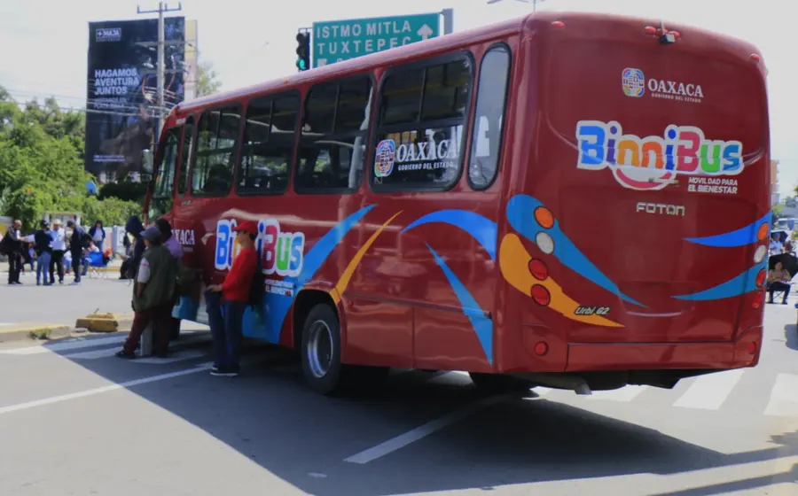Un autobús del nuevo servicio BinniBus en su ruta que conecta Monte Albán con Ciudad Administrativa, la cual cuenta con 92 paradas.