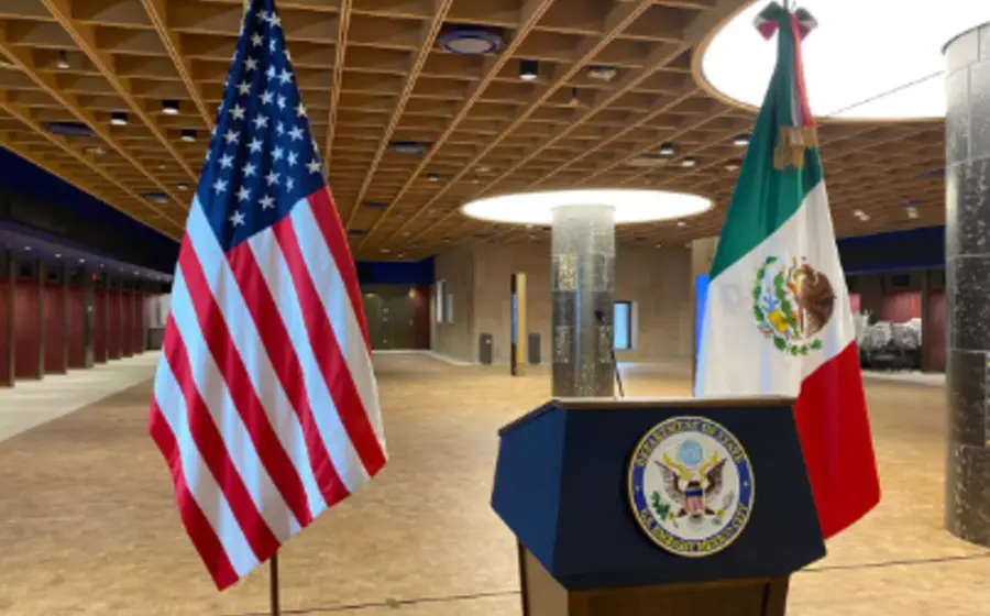 Fachada de la nueva sede de la Embajada de Estados Unidos, desde donde se aclaró el desmentido sobre una supuesta nueva ley migratoria.