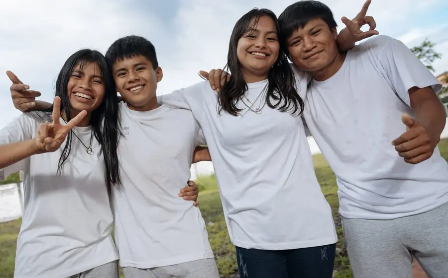 Una imagen conceptual que representa a las nuevas generaciones, nacidas desde finales de los 90, y su relación con el mundo fragmentado actual.
