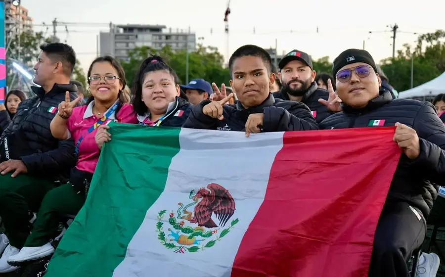 Víctor Manuel Martínez (primero de Der. a Izq.), con la bandera de México durante la clausura de los Juegos