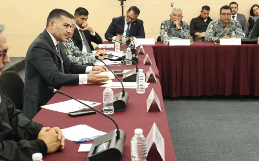 Omar García Harfuch, secretario de Seguridad, en una reunión con transportistas para dialogar sobre el fortalecimiento de la seguridad en las carreteras de México.