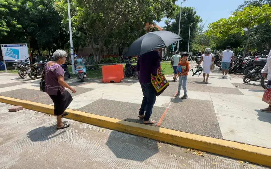 Una persona se hidrata bebiendo agua de una botella para combatir los efectos de la intensa onda de calor en el Istmo de Tehuantepec.