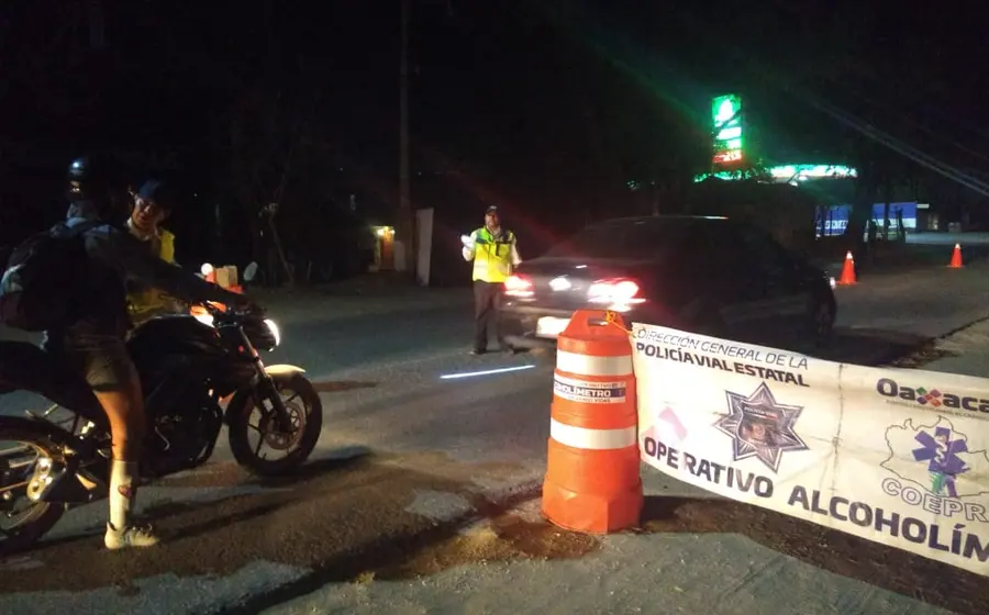 Elementos de vialidad realizan un operativo de alcoholímetro en una calle de Ixtlán para prevenir accidentes por conducir en estado de ebriedad.
