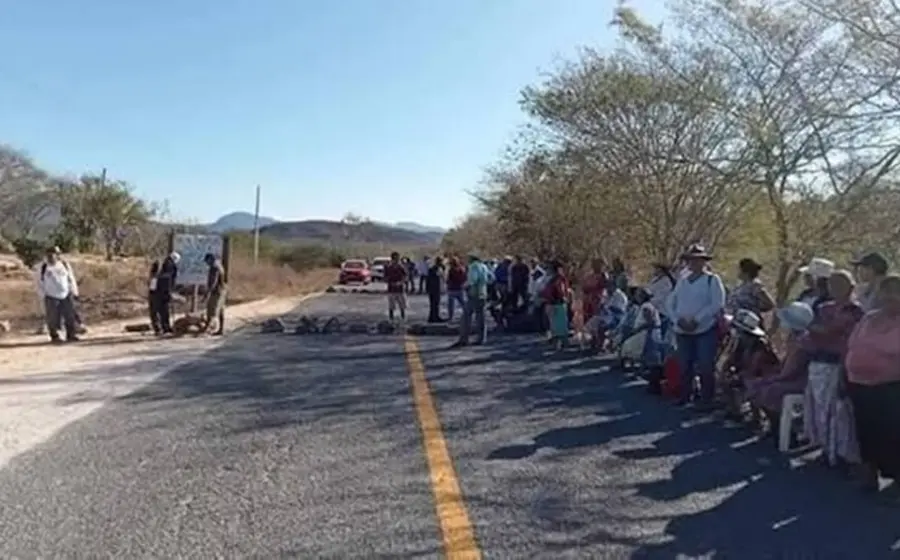 Organizaciones sociales protestan para exigir a las autoridades actuar con imparcialidad en el juicio contra los indígenas chontales de la comunidad de El Coyul.