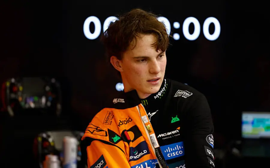 El piloto Oscar Piastri celebra después de haber asegurado la pole position durante la sesión de clasificación de la carrera.