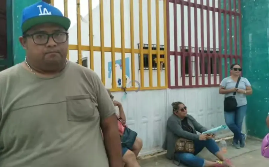 Padres de familia en Tehuantepec se manifiestan para exigir a las autoridades la entrega de los certificados de preescolar para sus hijos.