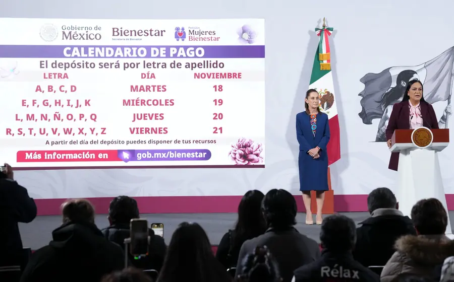 Adultos mayores, beneficiarios de los Programas de Bienestar, reciben su apoyo económico como parte de la inversión social del gobierno federal.