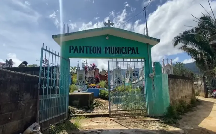 Una pila de basura y desechos sólidos arde a cielo abierto en el panteón de Xadani, una práctica denunciada como delito ambiental.