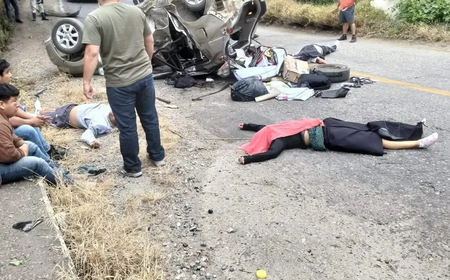 Escena del trágico accidente en la carretera federal 135, tramo Teotitlán-Cuicatlán, donde una pareja perdió la vida en una volcadura vehicular.