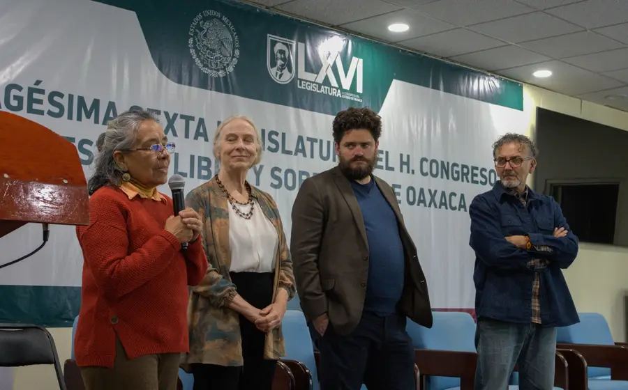 Asistentes a un Parlamento revisan la iniciativa de reforma a la Ley de Aguas Nacionales para reconocer el derecho de pueblos indígenas.
