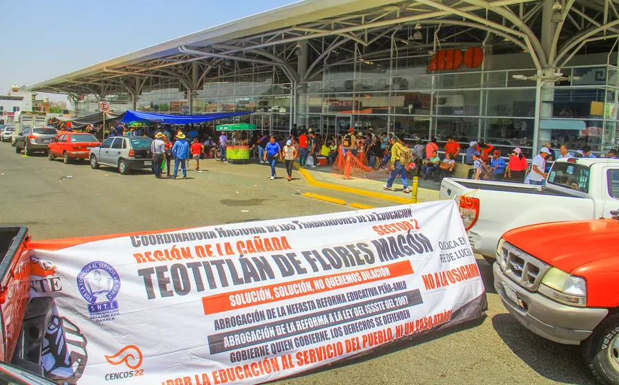 Maestros de la Sección 22 del SNTE participan en el paro nacional de la CNTE, provocando la suspensión de clases por varios días.